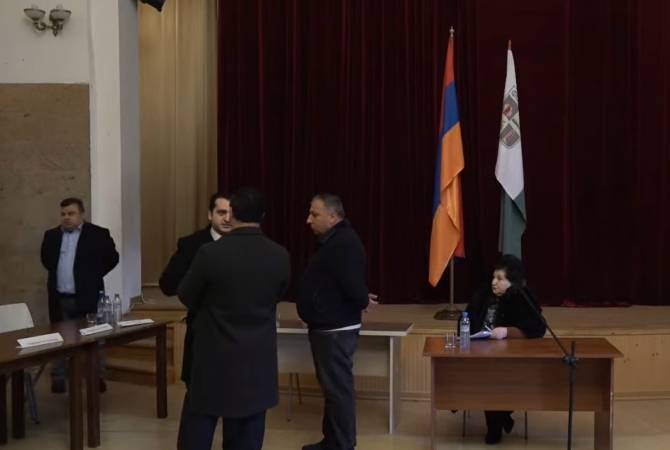 Փարաքարում նիստը տևել է մի քանի րոպե. ավագանու անդամները նիստը վարողի հետ կապված համաձայնության չեն եկել