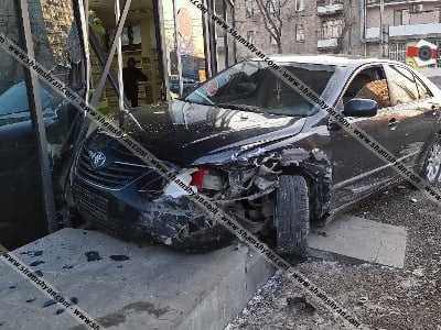 Երևանում բախվել են Mercedes-ն ու Toyota Camry-ն. վերջինս հայտնվել է կլինիկայի և դեղատան տարածքում
