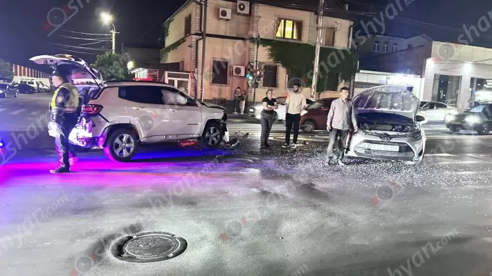 Ավտովթար Երևանում. բախվել են «Toyota Camry»-ն և «Jeep Grand Cherokee»-ն