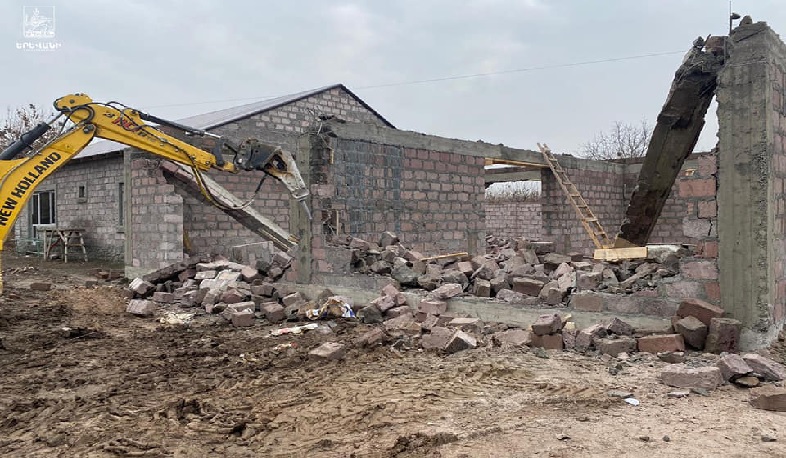 Երևանում քանդվել ու ապամոնտաժվել են ապօրինի շինություններ