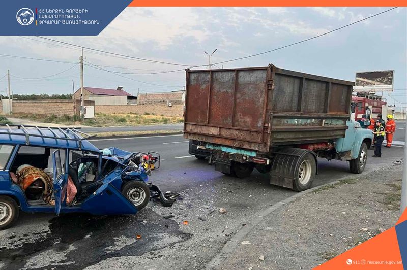 «VAZ» մեքենան բախվել է կայանած «ZIL»-ին, փրկարարները արգելափակումից դուրս են բերել «VAZ»-ի վարորդին