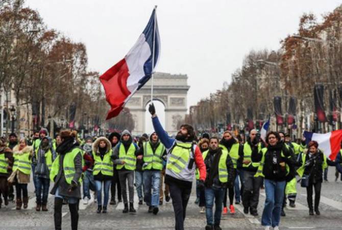 «Դեղին բաճկոնավորները» Փարիզում մայիսմեկյան ցույց են անում