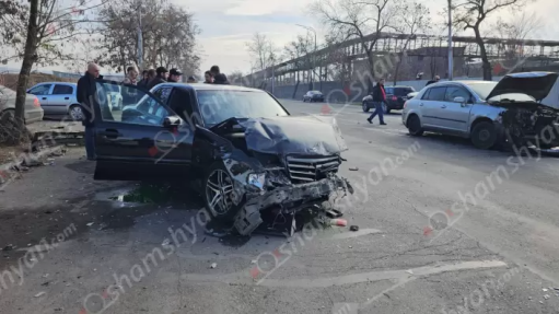 Շղթայական ավտովթար՝ Երևանում. բախվել են Mercedes-ը, Nissan Tida-ն, Opel Astra-ն, Volkswagen Passat-ը