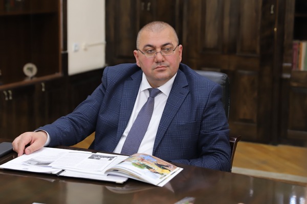 Մեր բացառիկ քաղաքը միշտ տարբերվել է թասիբով ու հումորով, հյուրասիրությամբ ու ջերմությամբ. Շիրակի մարզպետի ուղերձը