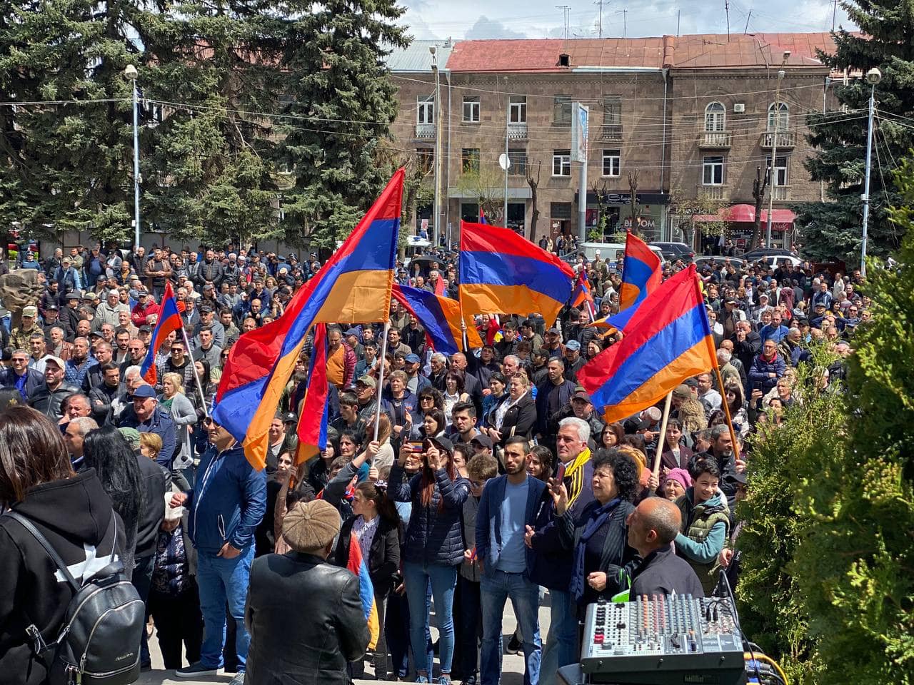 Армения новости канала. Митинги в Армении. Гюмри оппозиция. Митинг в Гюмри. Митинг с протестующими.