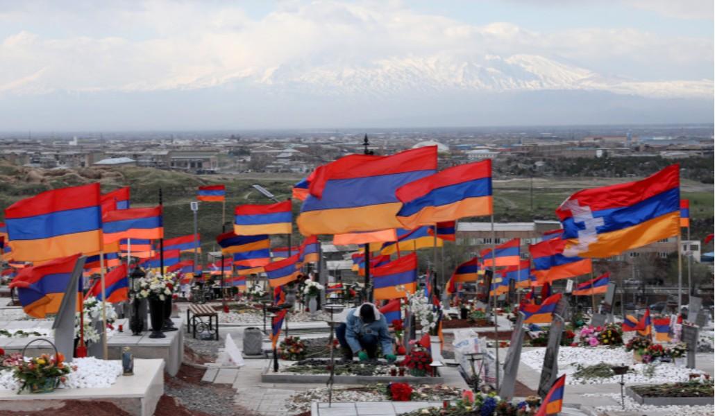 Ծնողները Եռաբլուրում էին՝ թույլ չտալու Փաշինյանին մոտենալ իրենց որդիների շիրիմներին