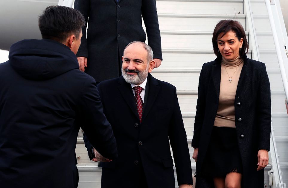 Премьер-министр Никол Пашинян вместе с супругой Анной Акопян отбыл с рабочим визитом в Мюнхен