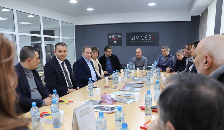 Նախարար Քերոբյանը հանդիպել է թեթև արդյունաբերության ոլորտի ներկայացուցիչների հետ