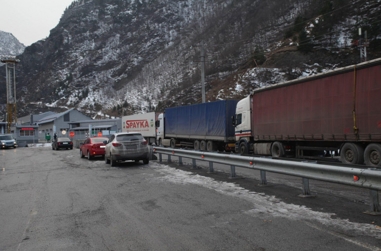Լարսը բաց է միայն բեռնատարների համար. ԱԻՆ