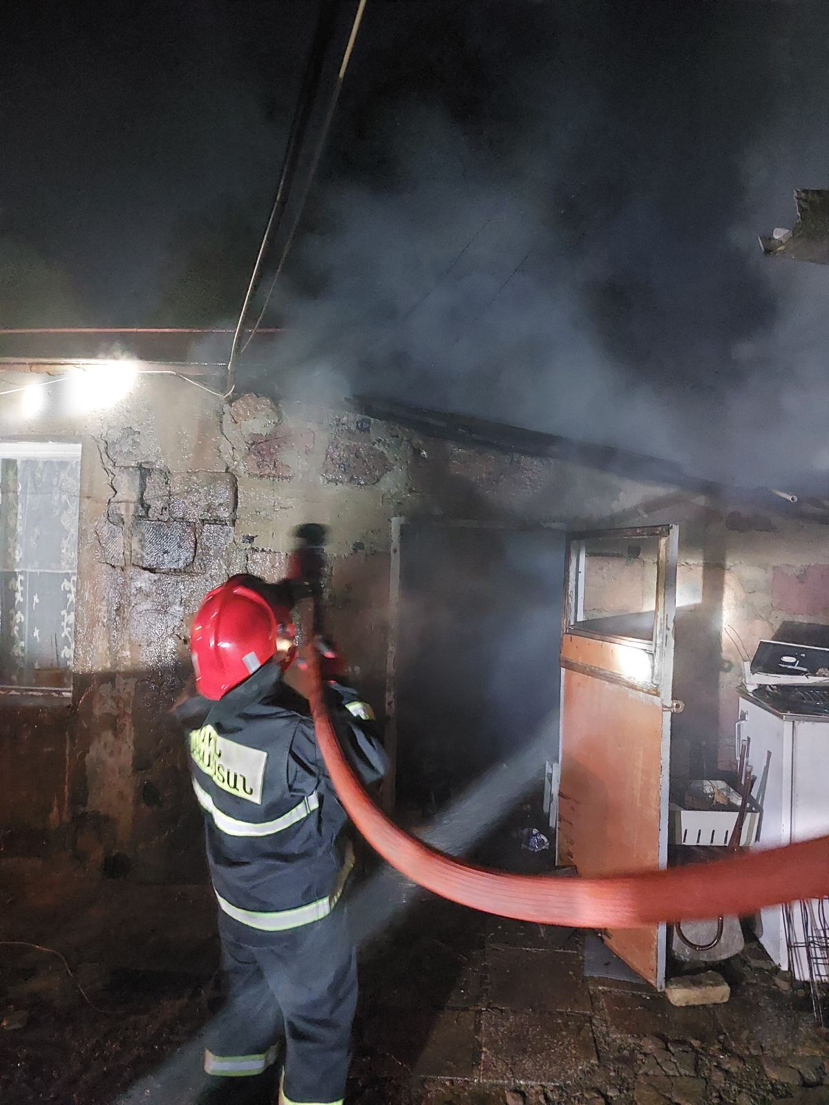 Գյումրի տներից մեկի  խորդանոցում հրդեհ է բռնկվել․ այրվել է կուտակած վառելափայտ