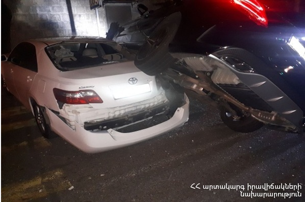 Երևանում  վթարի հետևանքով «Mercedes»-ը հայտնվել է «Toyota Camry»-ի վրա