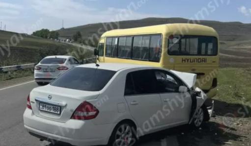 Ավտովթար` Սյունիքում. վարորդը մեքենայով բախվել է ավտոբուսին. վիրավոր երեխաները հիվանդանոցում են