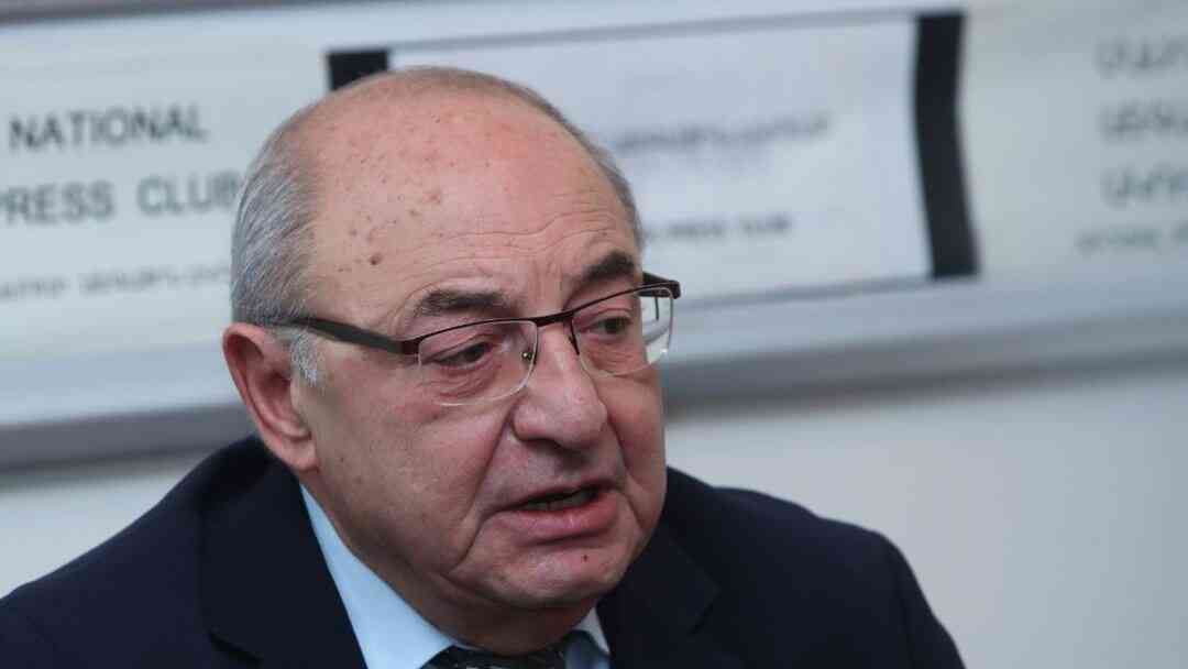 Կառավարությունը պետք է հրաժարական տա՝ բանակին հանձնելով ողջ իշխանությունը. Վազգեն Մանուկյան