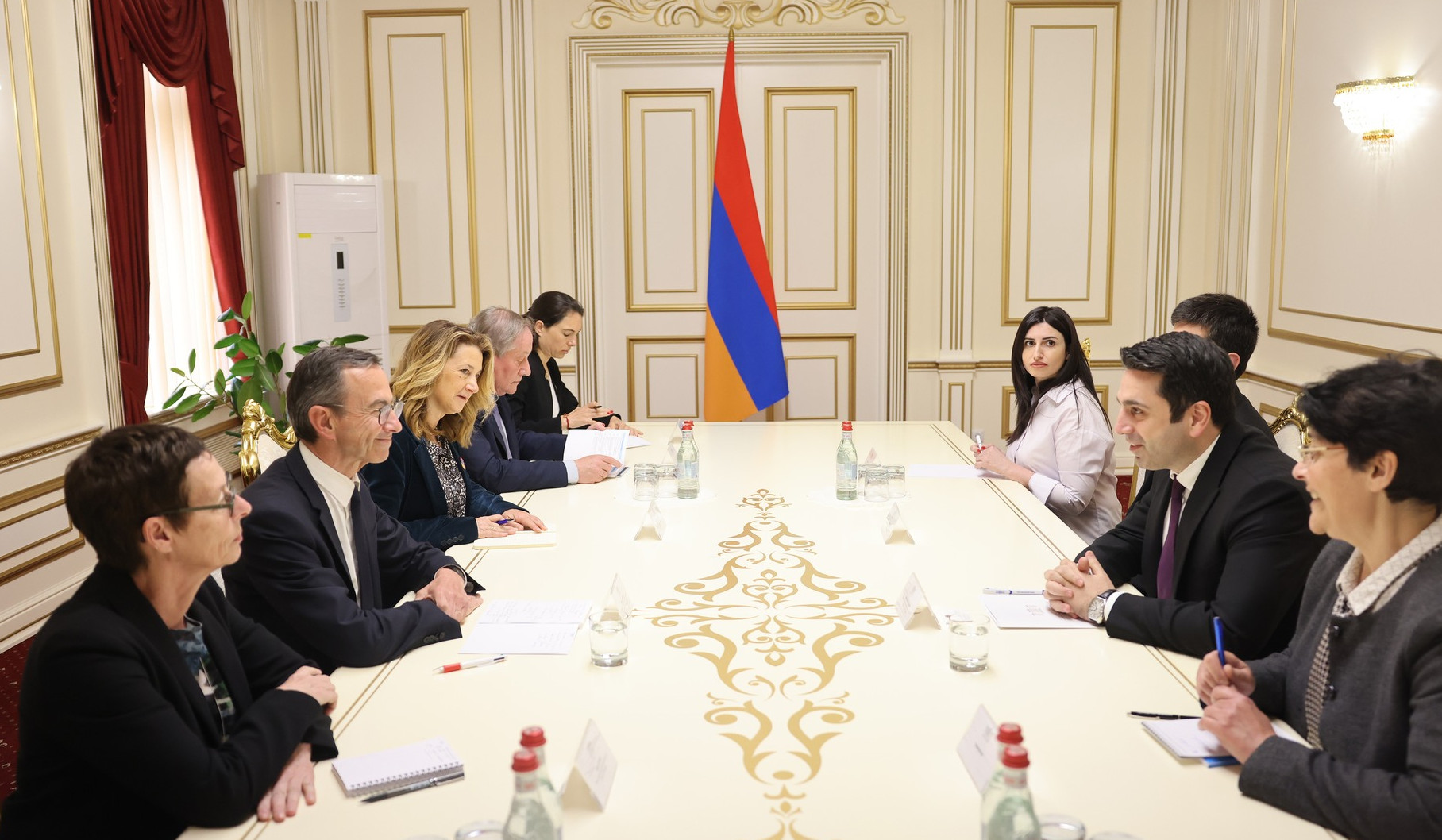 Հայ ժողովուրդը շարունակում է կանգնած լինել գոյաբանական խնդիրների առաջ. ֆրանսիացի խորհրդարանականը՝ Ալեն Սիմոնյանին