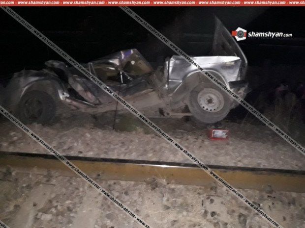 Արտակարգ դեպք Արարատի մարզում. էլեկտրաքարշը գնացքի գծերի վրա հայտնված «ՎԱԶ 2106»-ը վերածել է մետաղե ջարդոնի