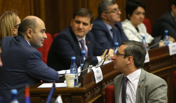 «Փաստ». «Իմ քայլի»-ից պարբերաբար հանդիպումներ են ունենում «Լուսավոր Հայաստանի» պատգամավորների հետ
