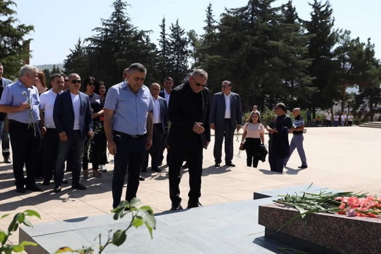«Հայաստան» դաշինքի անդամները ծաղիկներ խոնարհեցին Արցախյան երեք պատերազմներում անմահացած հայորդիների գերեզմաններին