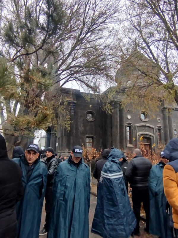 Միջազգային հեղինակավոր գործիչները նախազգուշացնում են՝ «Հայաստանում Եկեղեցին վերացնում են». «Փաստ»