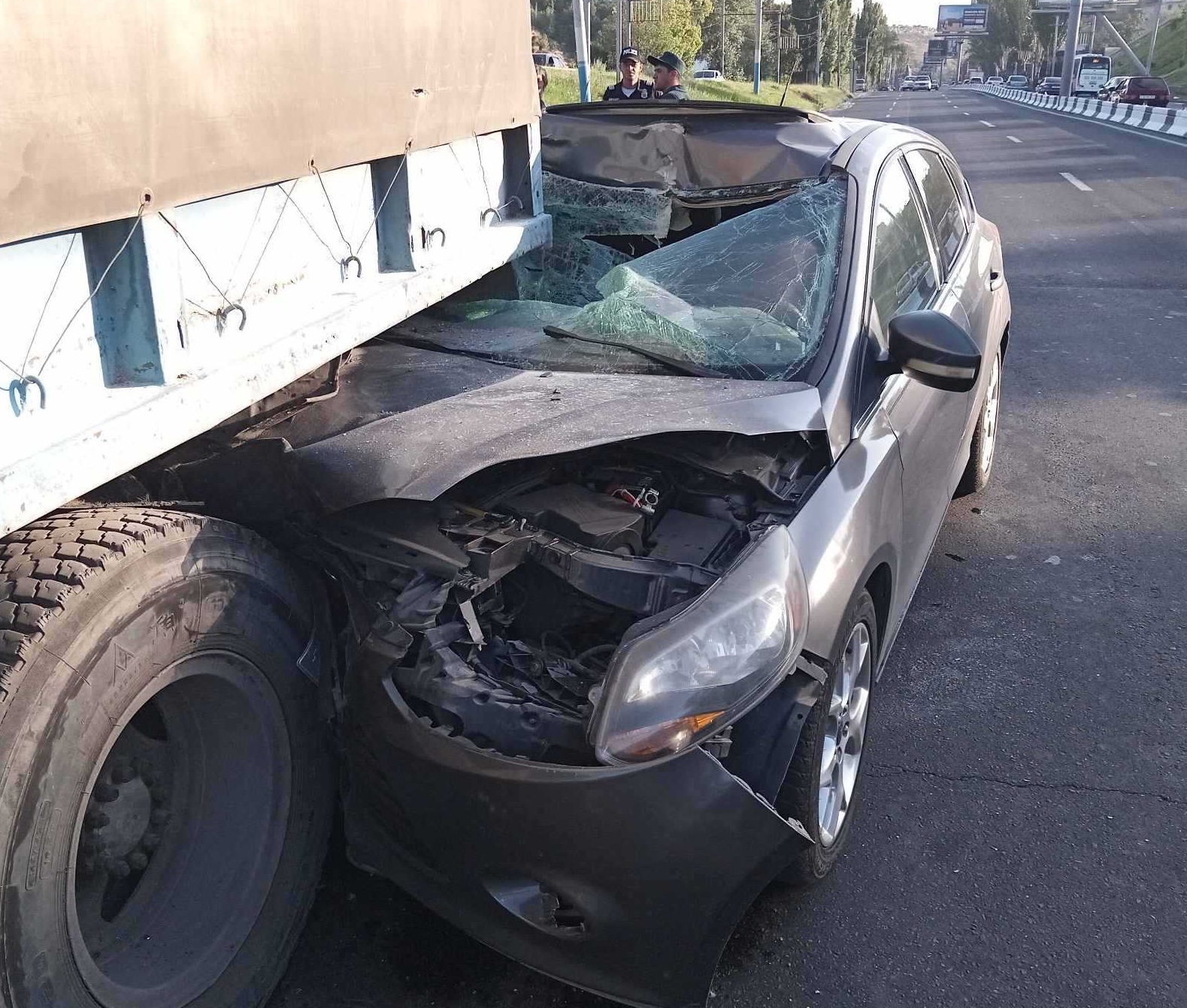 Մյասնիկյան պողոտայի վերջնամասում բախվել են «ZIL» մակնիշի բեռնատարը և «Ford» մակնիշի ավտոմեքենան. կա տուժած