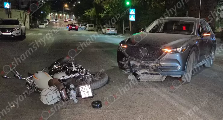Երևանում բախվել են «Mazda»-ն ու «Honda» մոտոցիկլը. վերջինը կողաշրջվել է