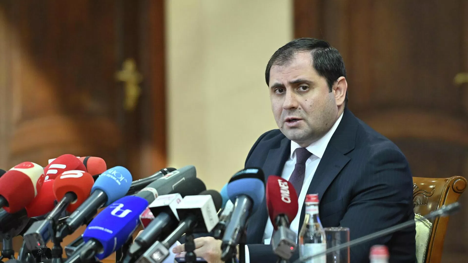 Սուրեն Պապիկյանն իր 2 խորհրդականներին հեռացրել է աշխատանքից