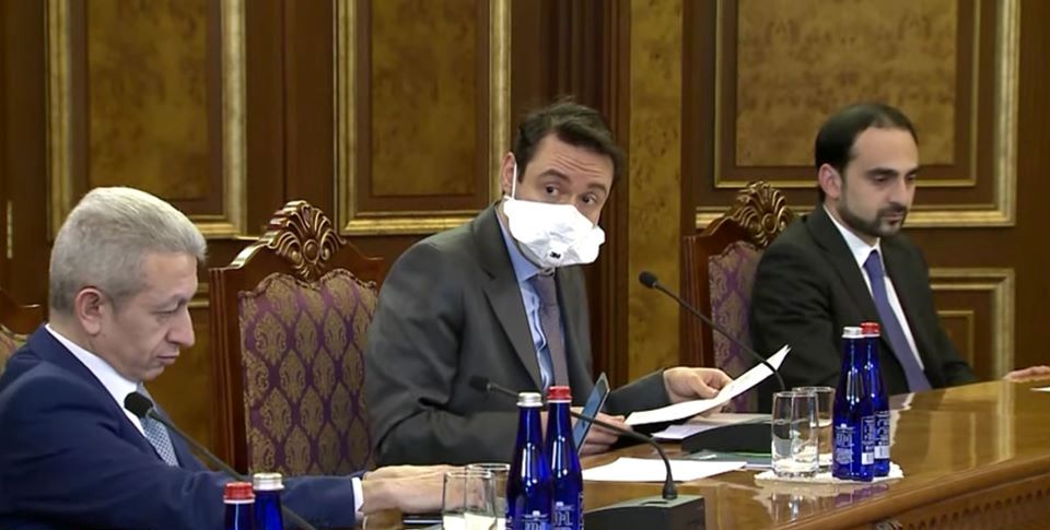 Մարությանը վարչապետի մոտ խորհրդակցությանը մասնակցել է հատուկ դիմակով