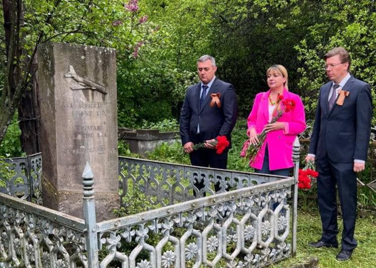 Российские дипломаты и представитель Российского Дома возложили цветы к могиле советских летчиков в Каджаране
