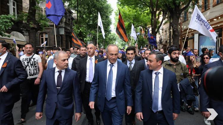 Ռոբերտ Քոչարյանի թիմակիցների ոտքերն արդեն կտրվել են գետնից. «Հրապարակ»