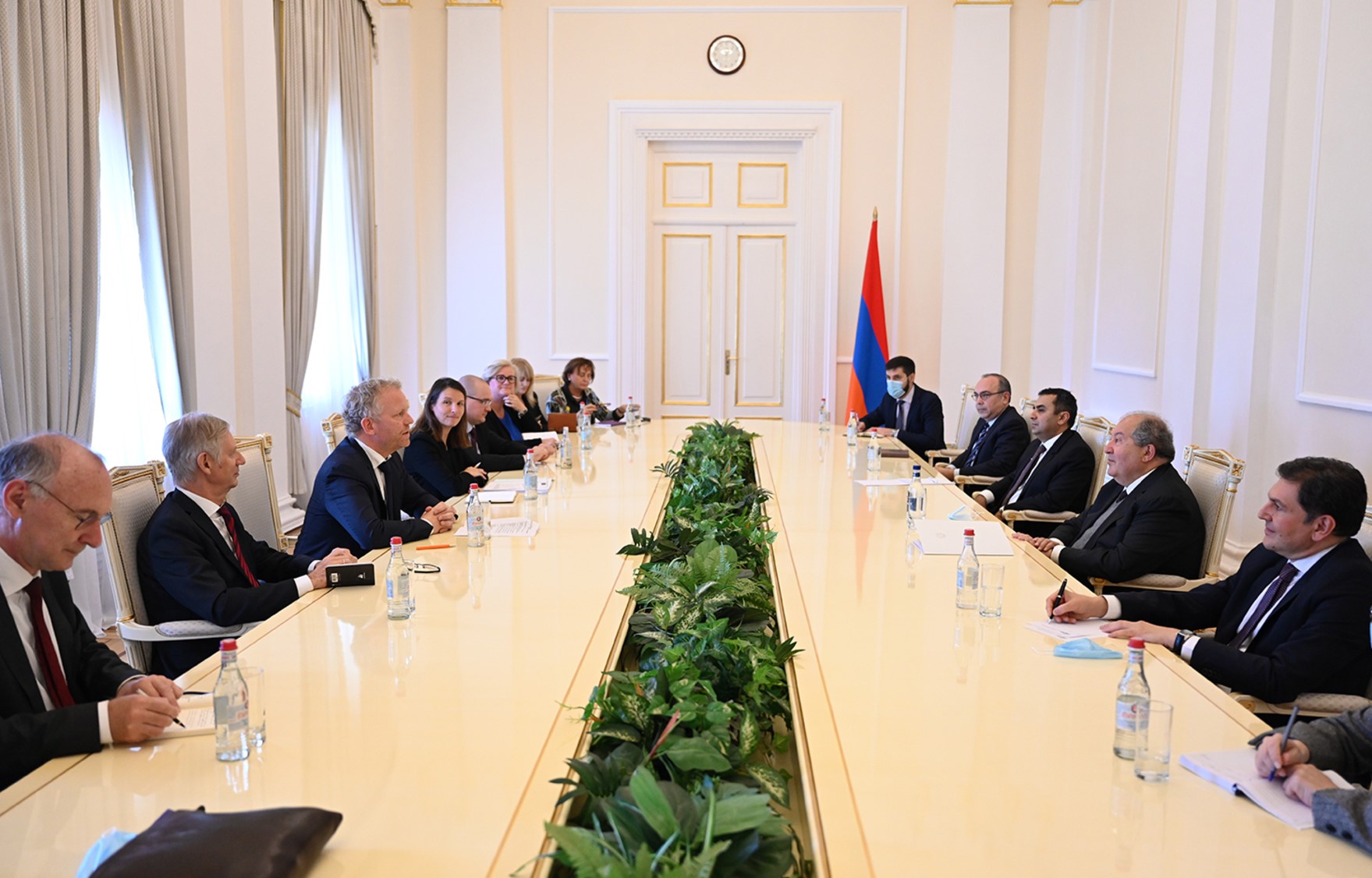 Ադրբեջանը շարունակում է անազատության մեջ պահել հայ գերիներին. նախագահը՝ դեսպաններին