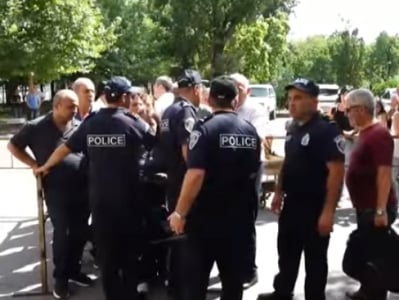 Ոստիկանը հարվածել է քաղաքացիներից մեկին․ Լարված իրավիճակ դատարանի բակում