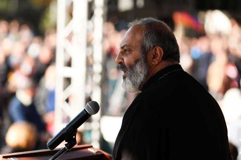 Բագրատ Սրբազանը համակիրների հետ հավաքվում է Օպերայի մոտ (ուղիղ) 