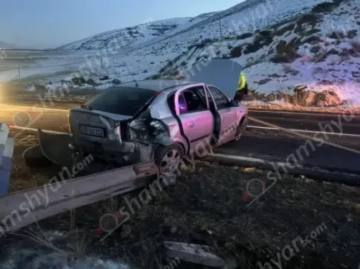 «Opel Astra»-ն բախվել է երկաթե արգելապատնեշներին․ 20-ամյա ուղևորը մահացել է