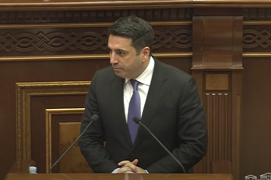 Մեքենաներ են անցնում, տպավորություն է՝ հենց նոր խորովածը բերել են ու փոքր երգչախումբ է նստած, այո, խստացնենք նման բաները. Ալեն Սիմոնյան