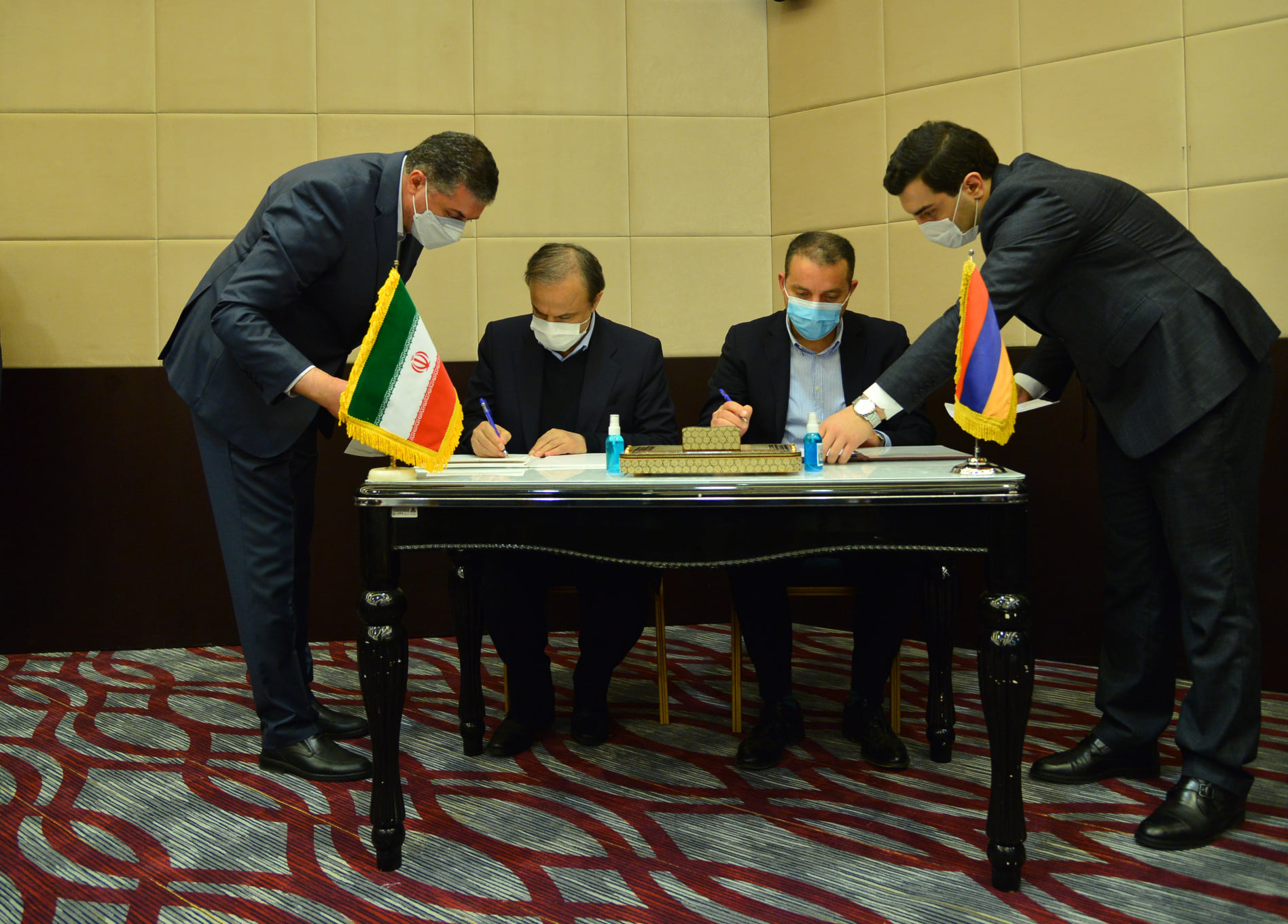 Վահան Քերոբյանը հանդիպել է Իրանի արդյունաբերության նախարարի և ԿԲ նախագահի հետ, ստորագրվել է հուշագիր