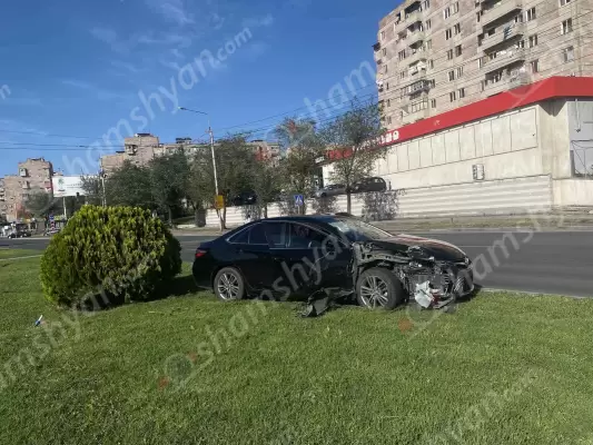 Ավտովթար Երևանում. բախվել են Toyota Camry-ն ու Opel Zafira-ն. Toyota-ն հայտնվել է կանաչ գոտում. կա 5 վիրավոր