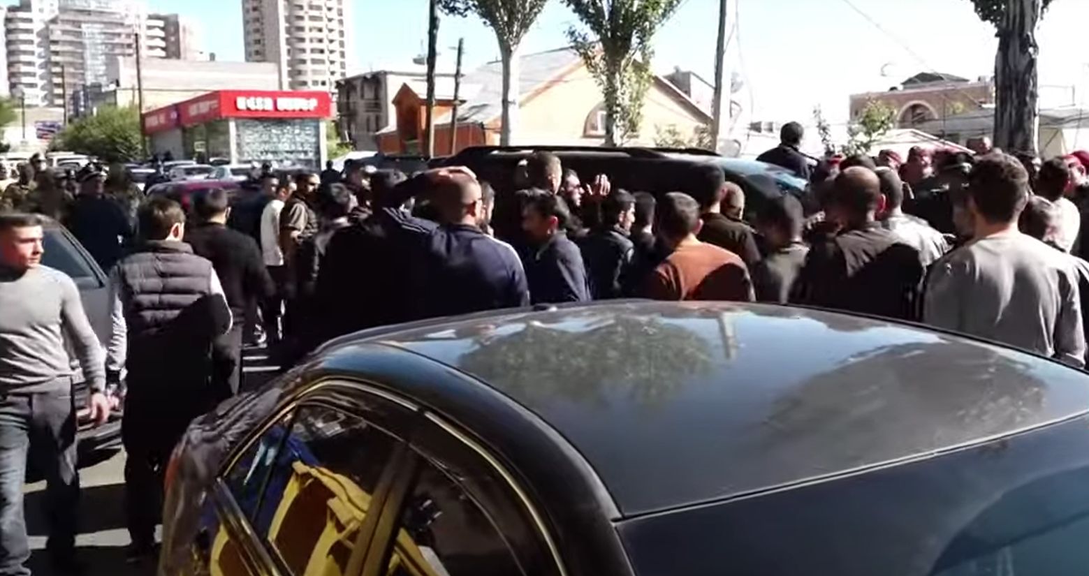 Ո՞ւմ մեքենան են վնասել ակցիայի մասնակիցները (տեսանյութ)