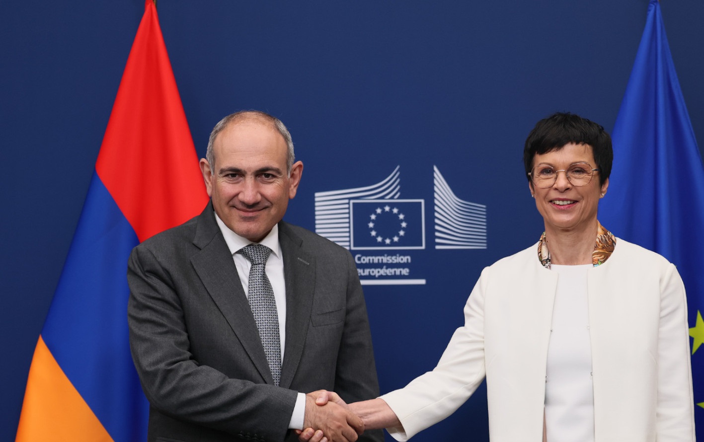 Փաշինյանն ու ԵՄ ընդլայնման հարցերով հանձնակատարը քննարկել են ԼՂ-ից տեղահանվածների սոցիալական խնդիրների լուծման ուղղությամբ իրականացվող ծրագրերը