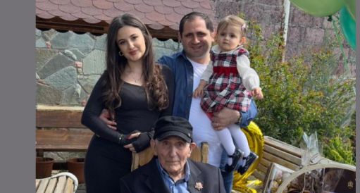 Պապիկյանն իր 99-ամյա պապիկի հետ լուսանկար է հրապարակել