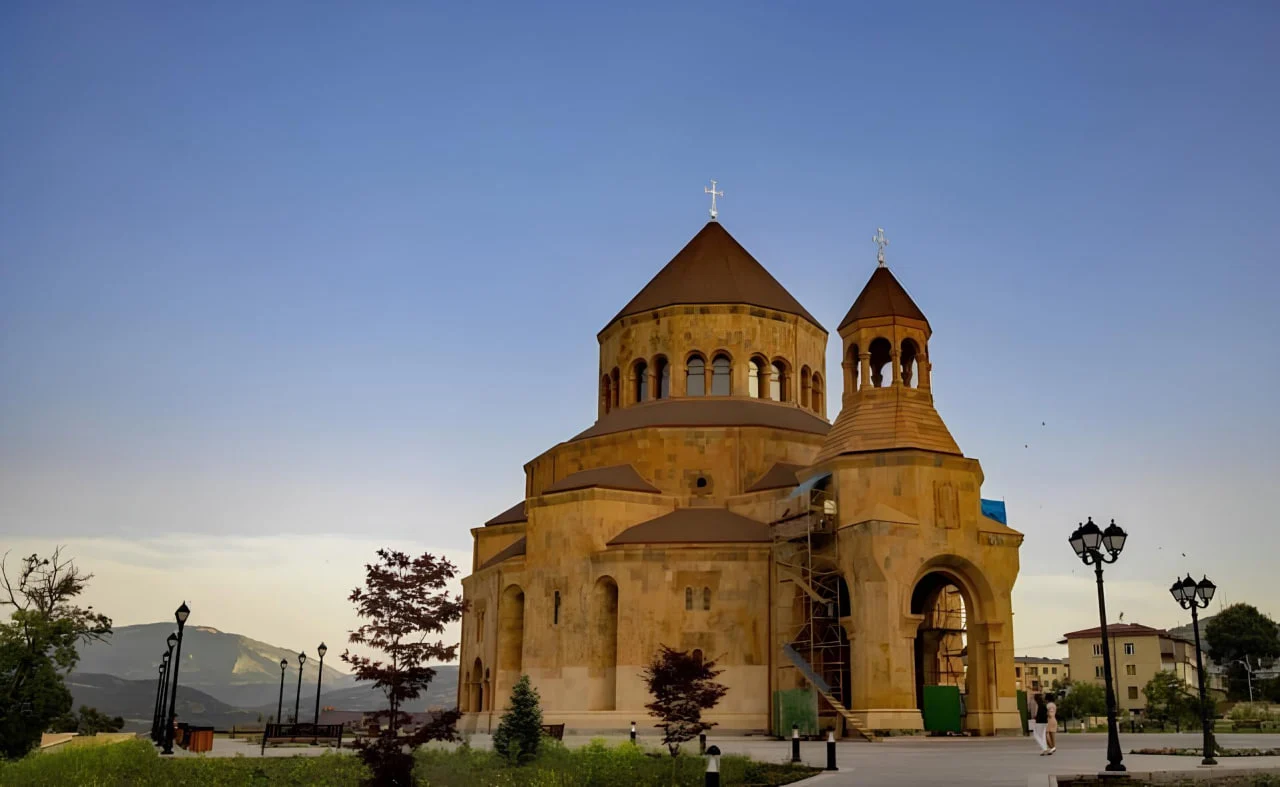 Եթե մի մարդ իր խմբակով հшրձակվում է Էջմիածնի վրա, իր համար ինչ կապ ունի Արցախում 100 եկեղեցի կքանդե՞ն, թե՞ չեն քանդի․ Կարապետյան