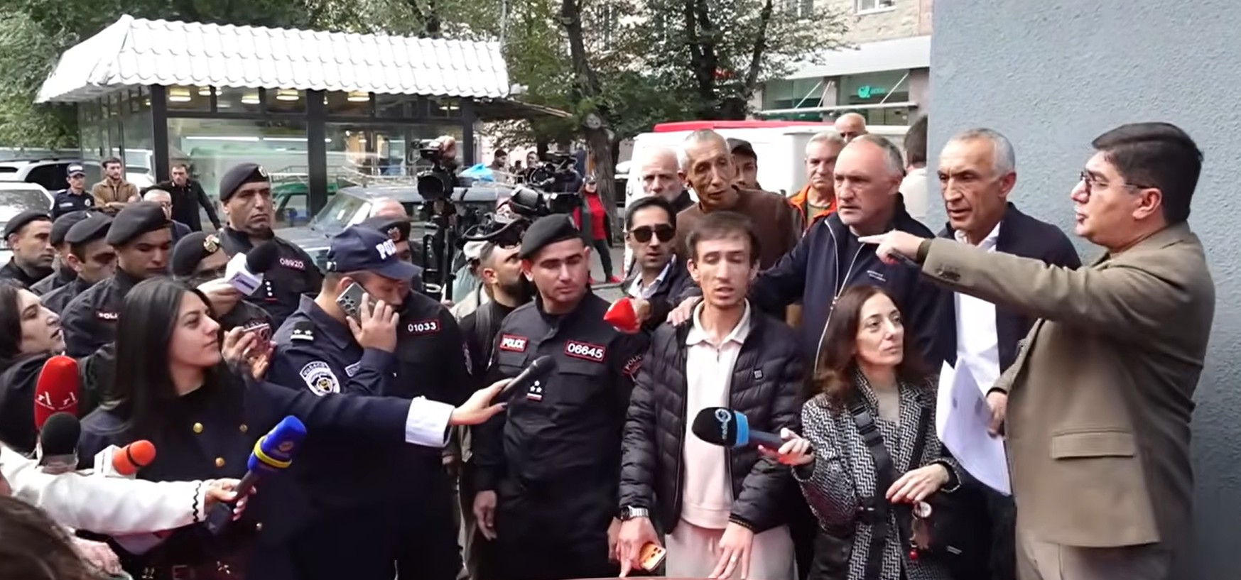 Էսա կթքեմ վրեդ, այ համբալ. վեճ Մեսրոպ Մանուկյանի ու Աջափնյակի թաղապետի միջև