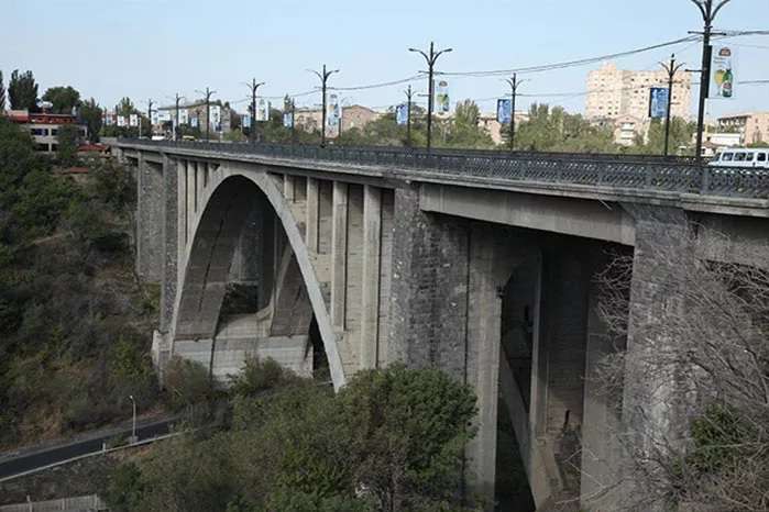 18-ամյա քաղաքացին նետվել է Կիևյան կամրջից, սակայն չի մահացել