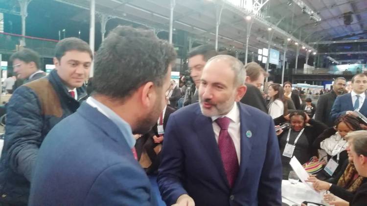 Սա թող լինի ձեզ նվեր Ադրբեջանից. Փարիզում ադրբեջանցի բլոգերը նվեր է տվել Փաշինյանին