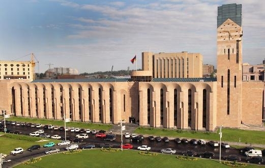 Կաշառք ստանալու մեղադրանքով ձերբակալվել է քաղաքապետարանի 2 պաշտոնատար անձ