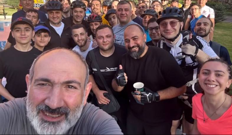 Փաշինյանը կրկին հեծանիվ է վարել քաղաքացիների հետ