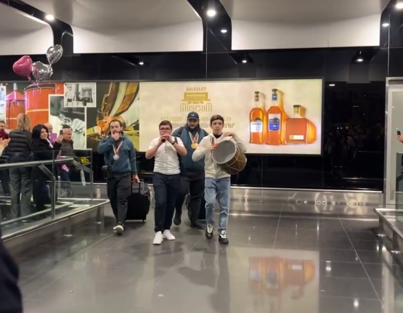 «Զվարթնոց» օդանավակայանում զուռնա-դհոլով դիմավորել են մեր չեմպիոն ծանրամարտիկներին․ տեսանյութ