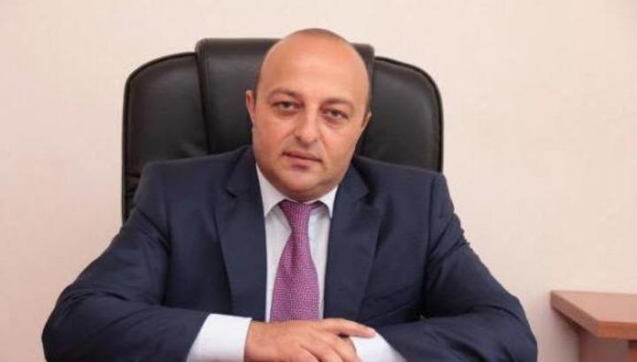 Ընդդիմադիր պատգամավորները ԱԺ-ում ծափերով դիմավորեցին ազատ արձակված Արթուր Սարգսյանին
