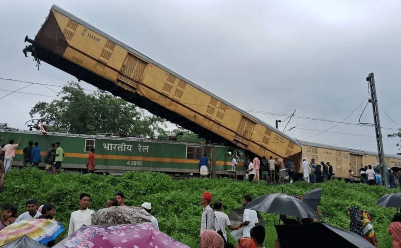Հնդկաստանում մարդատար ու բեռնատար գնացքներ են բախվել, կան զոհեր ու վիրավորներ
