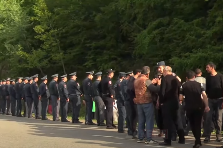 Ոստիկանները բացեցին Հայաստան-Վրաստան միջպետական ճանապարհը (տեսանյութ)
