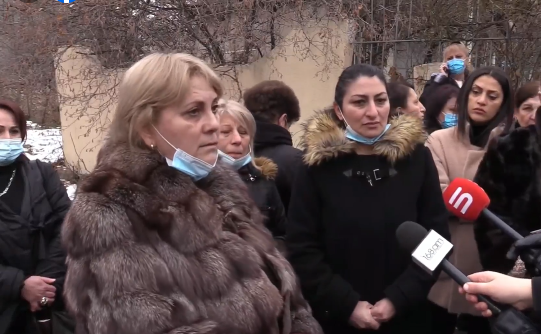 Նորքի ինֆեկցիոն հիվանդանոցի աշխատակիցները բողոքի ակցիա են անում․ ուղիղ 