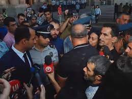 Բողոքի ակցիայի ժամանակ վարչապետի օգնականի և զոհված կապիտանի դստեր միջև միջադեպ գրանցվեց